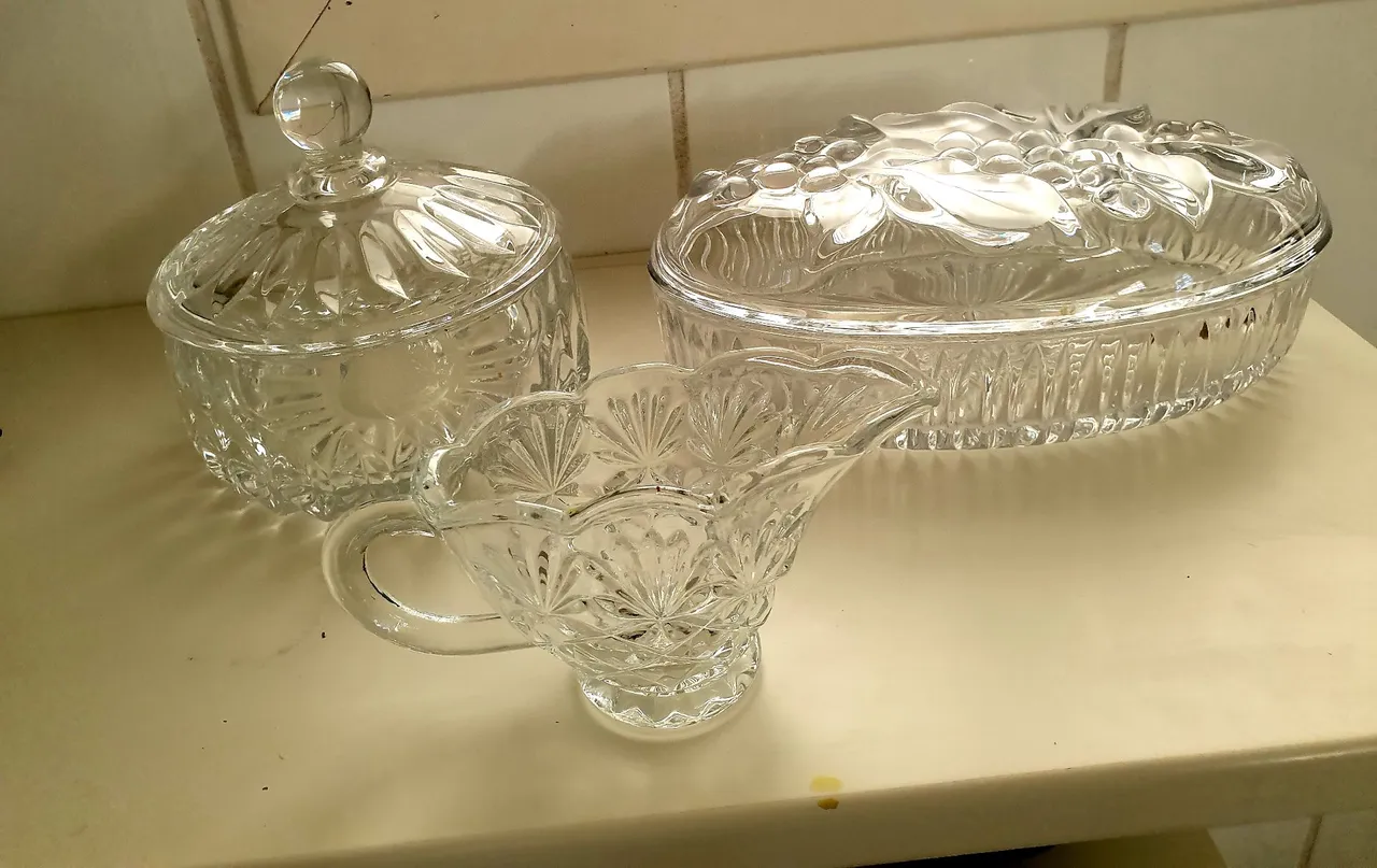 Conjunto de cristal: Açucareiro, manteigueira e molheira