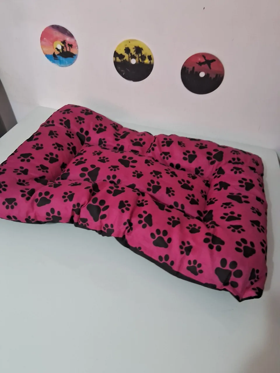 Cama para cachorro preta com detalhes em rosa