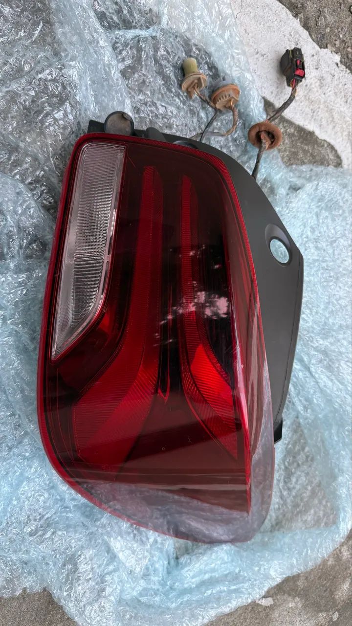 Vendo par de faróis dianteiros e lanternas traseiras em ótimo estado.