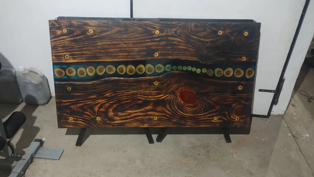 Mesa de madeira com resina epóxi - Foto 4