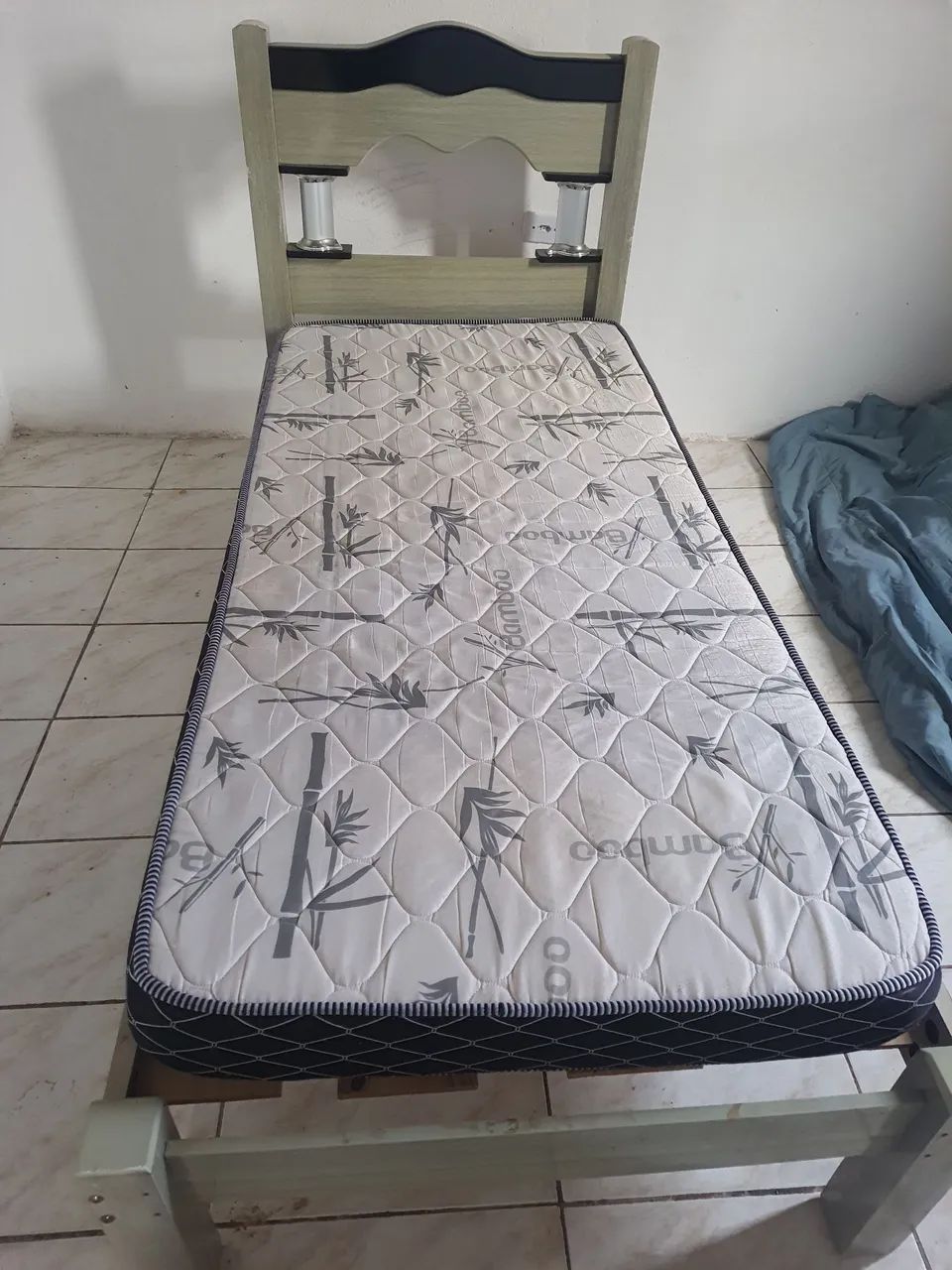Vendo cama de solteiro com colchão  - Foto 2