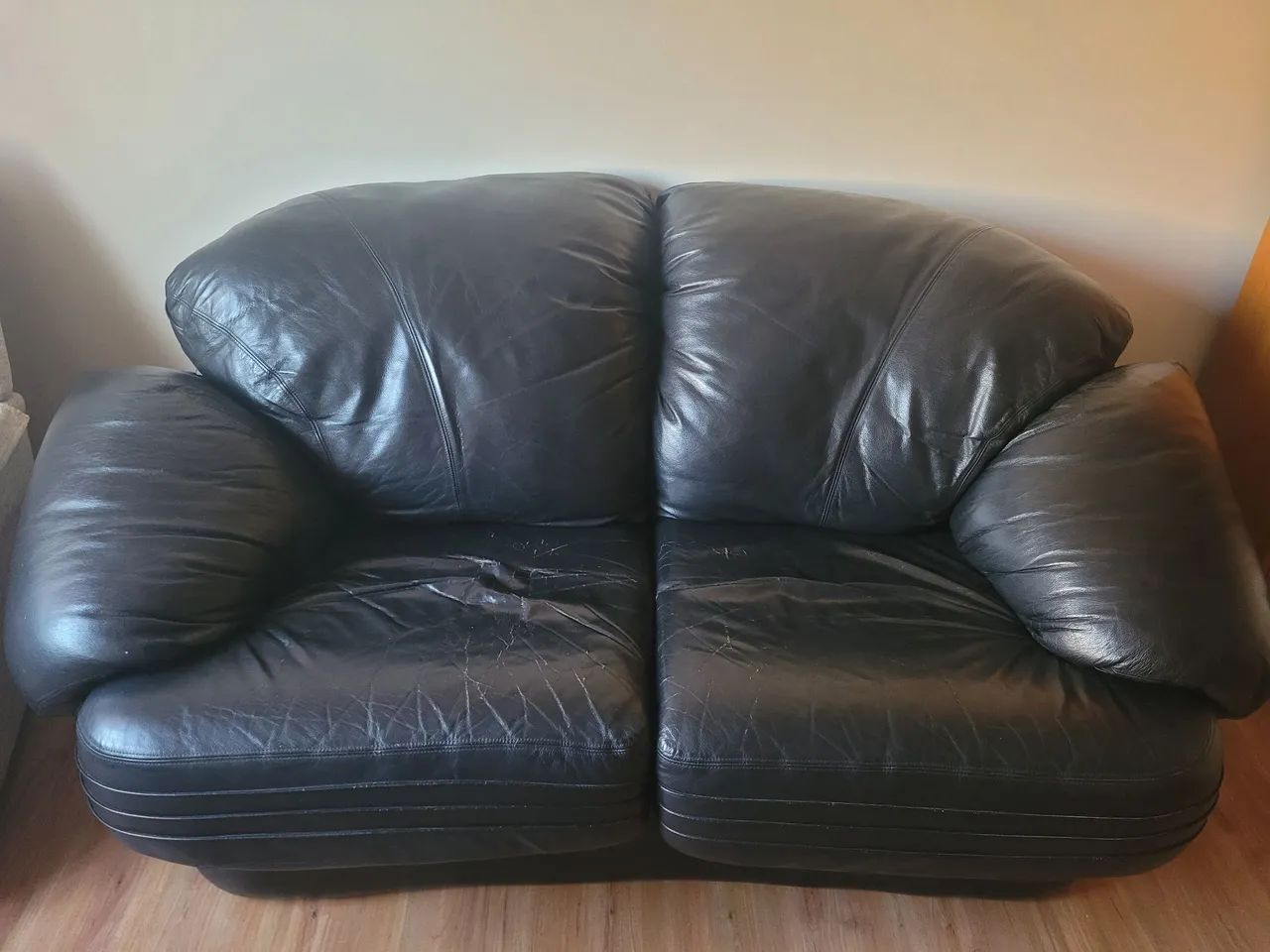 Sofá de couro legítmo preto - Foto 4