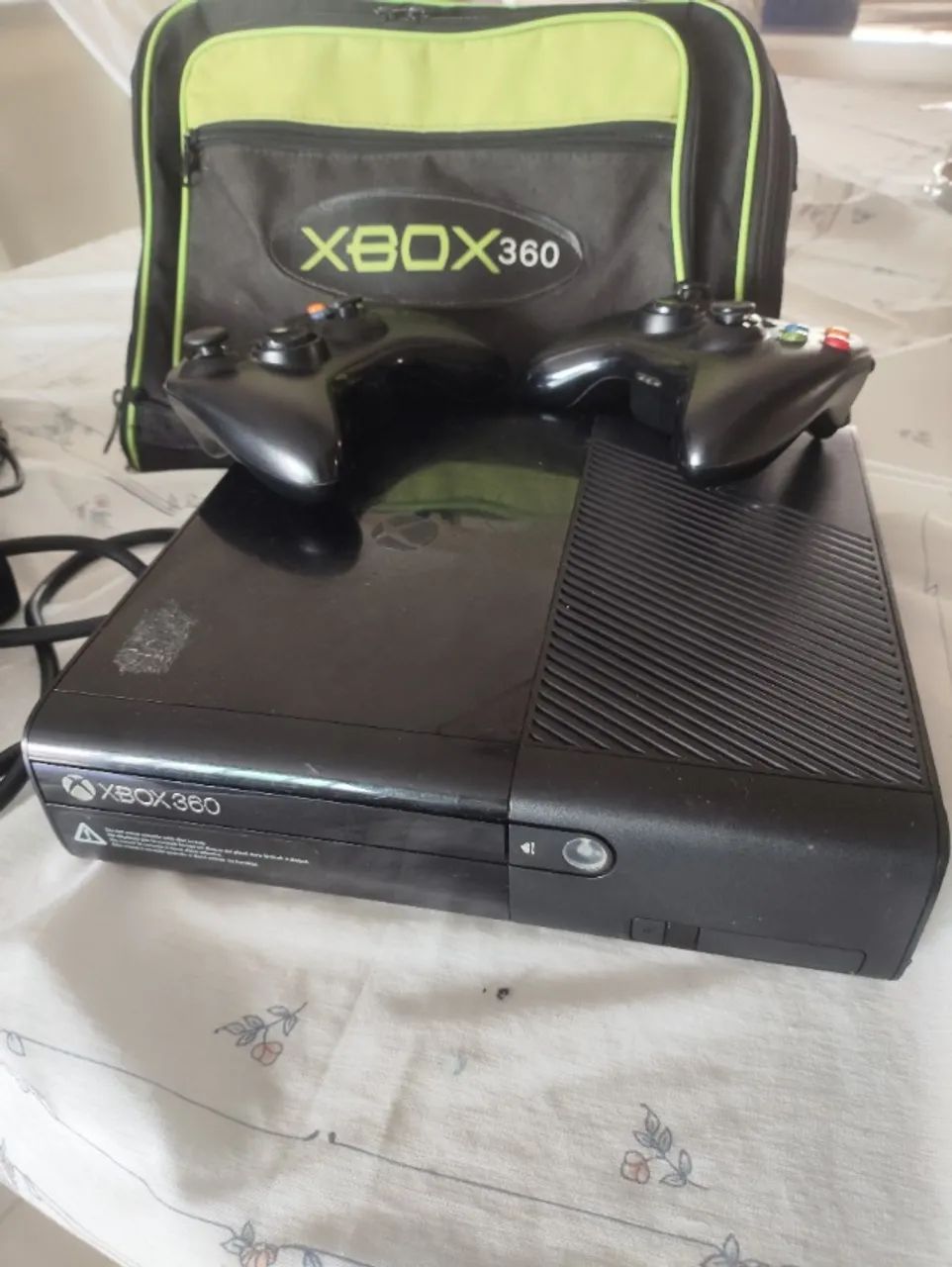Exbox 360 com jogos e 2 controles  - Foto 2