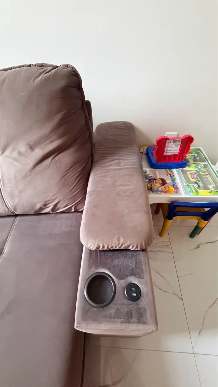 Sofá retrátil com entrada USB