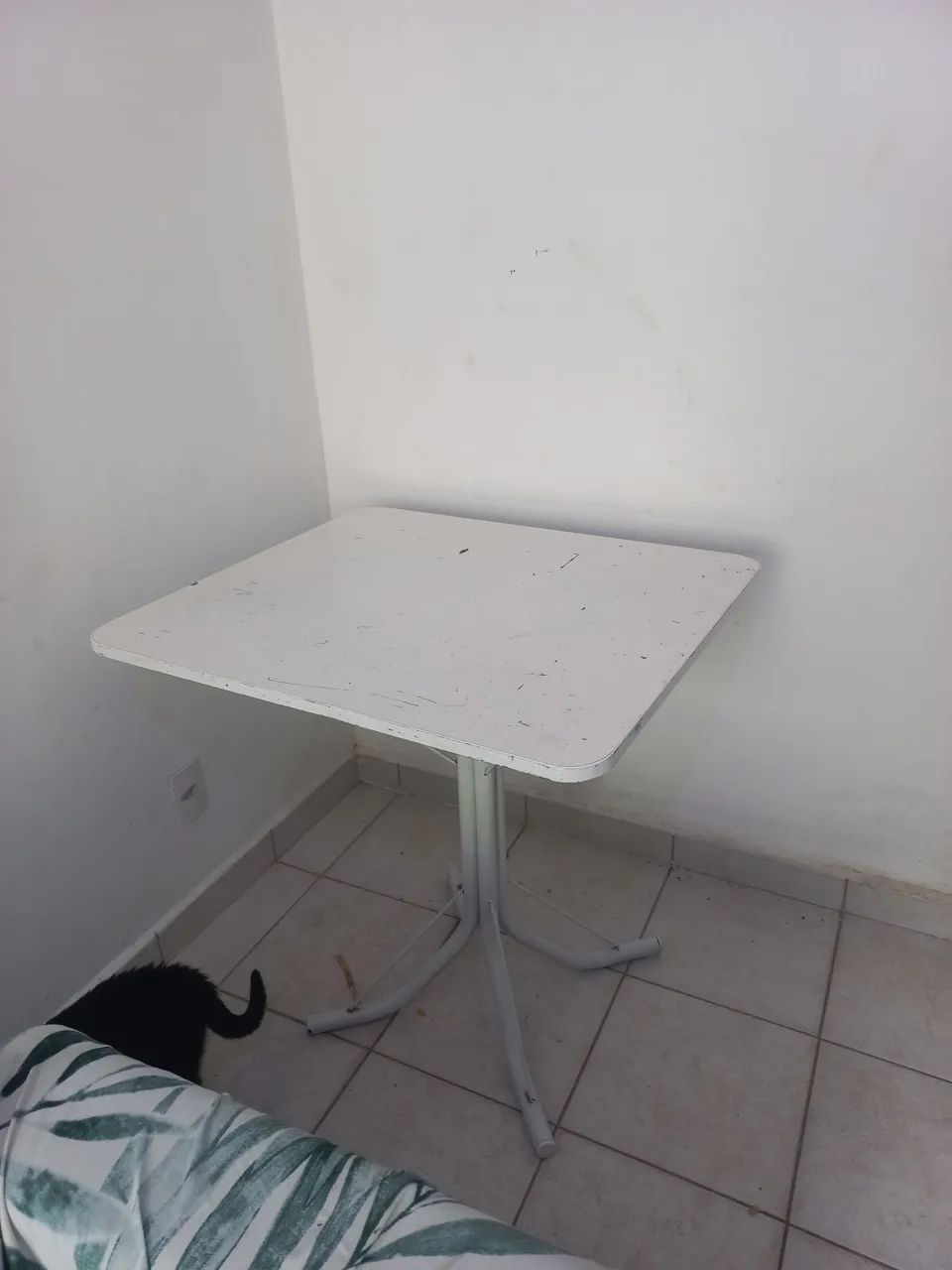 MESA COM TAMPO DE MÁRMORE E PÉS DE FERRO 