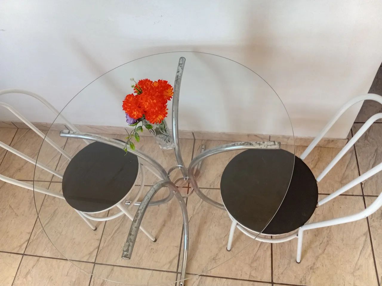 Mesa de vidro com 2 cadeiras. - Foto 4