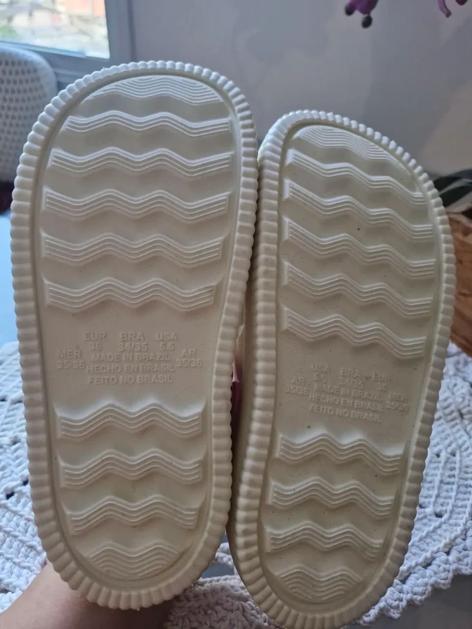 Sandália Crocs Hello Kitty - Foto 3
