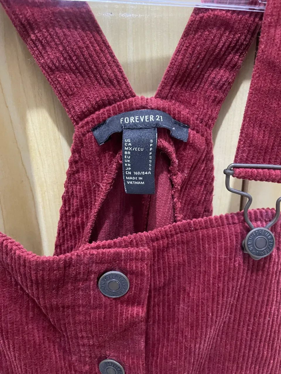 Jardineira jeans feminina  - Foto 4