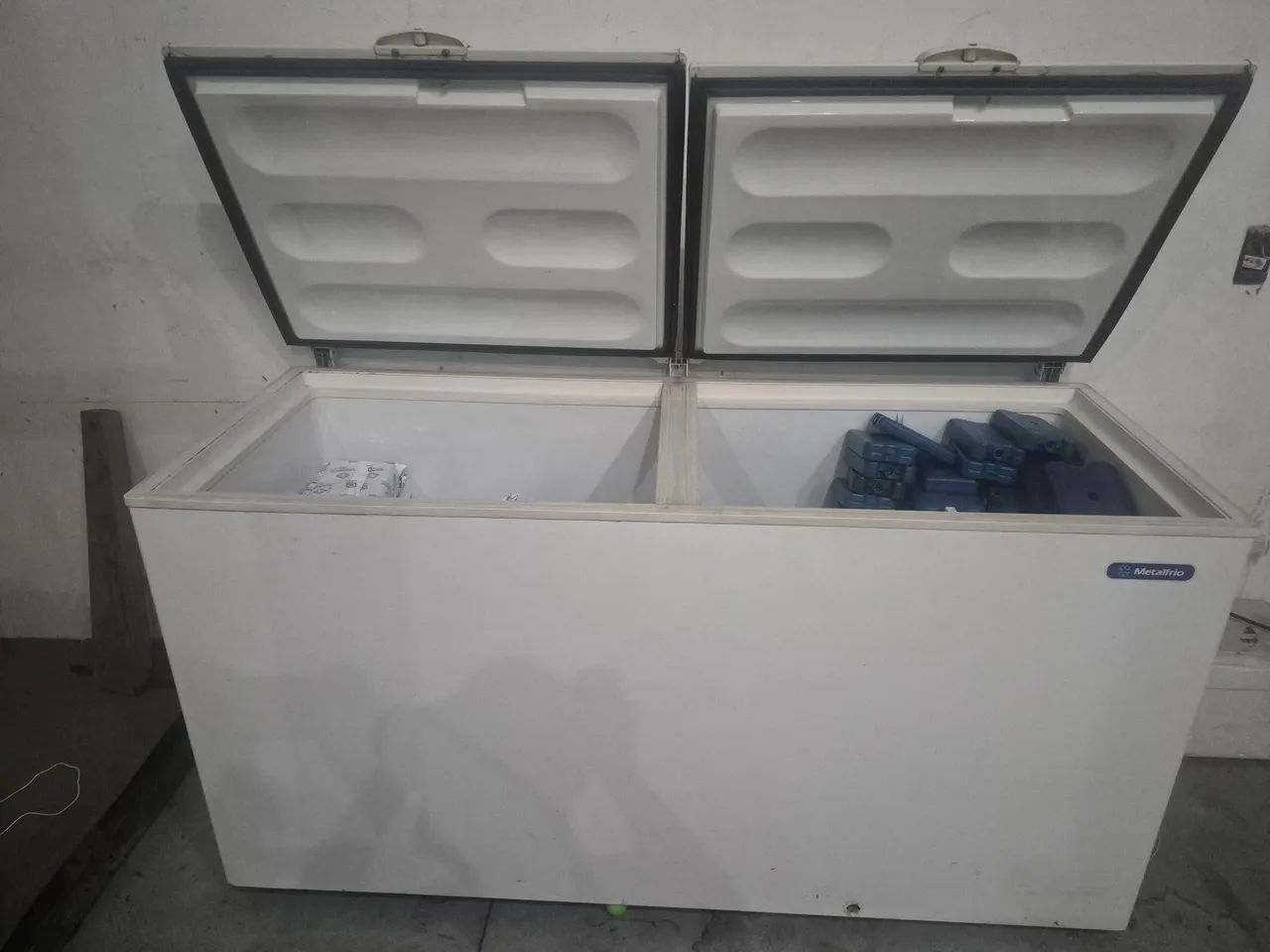 Vendo freezer vertical duas portas 