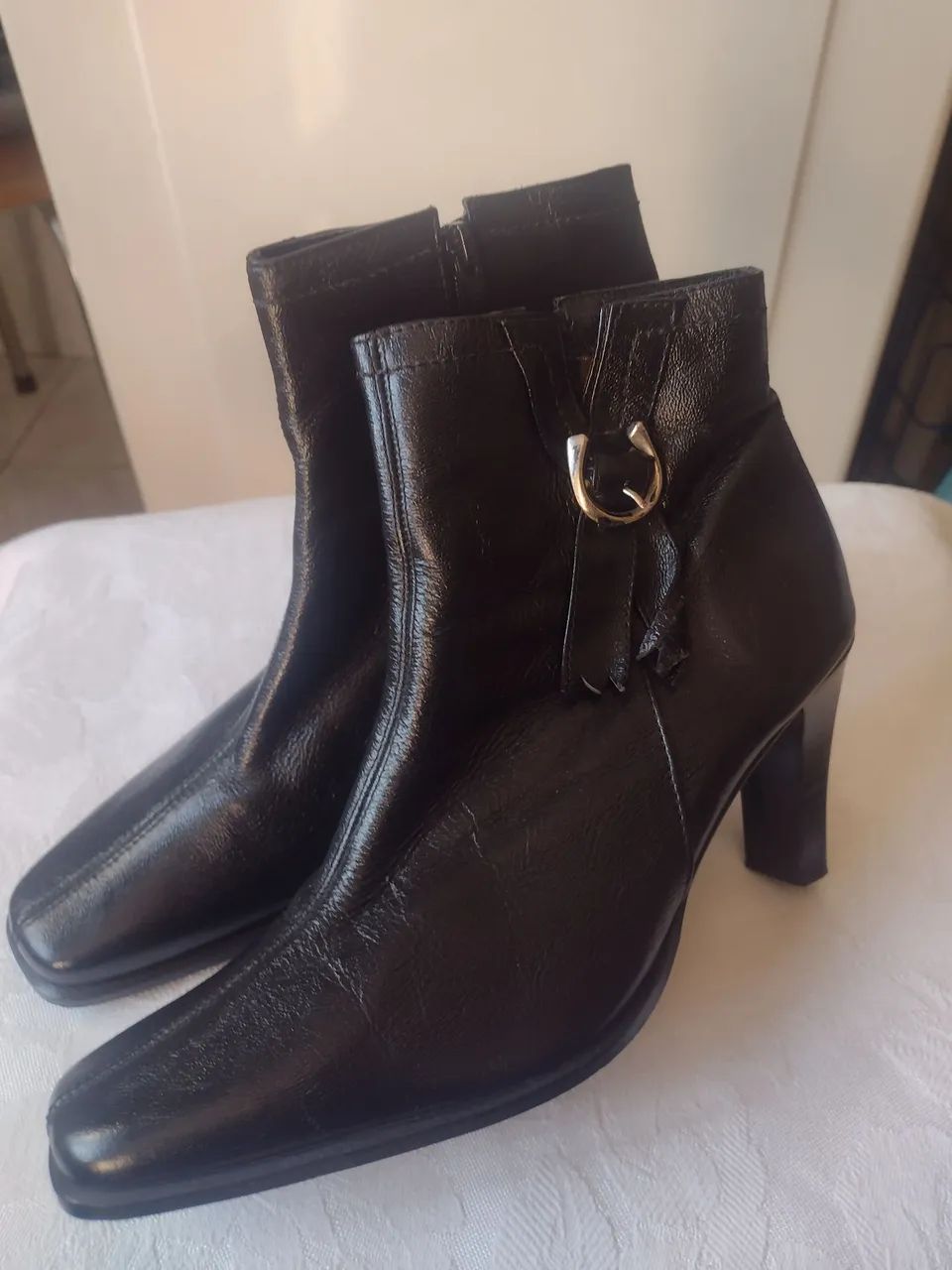 Par de botas de couro cor preta marca Amor Ella feminina 