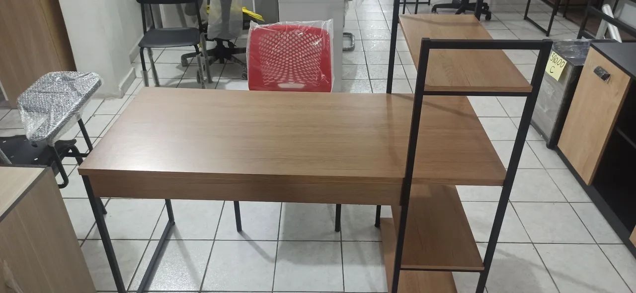 Escrivaninha e cadeira fixa  - Foto 2