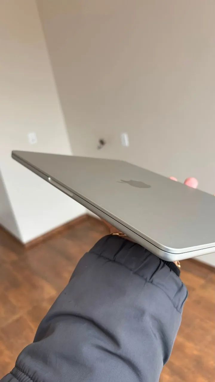 MacBook Air 13,6? Apple M2 - 16GB RAM - Midnight (8 meses de uso