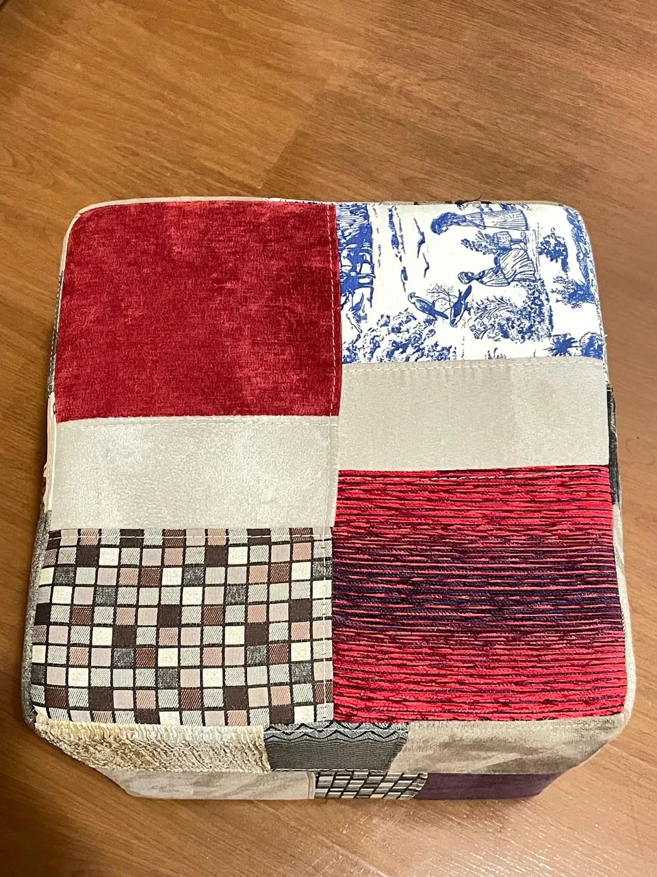 Puff de veludo em patchwork 417563117953361923