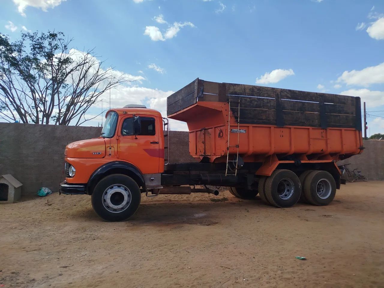 Mb 1113 caçamba 