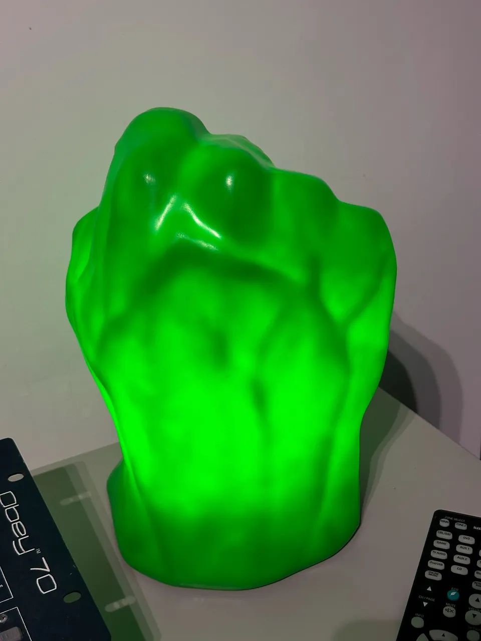 Luminária Mão di Hulk 
