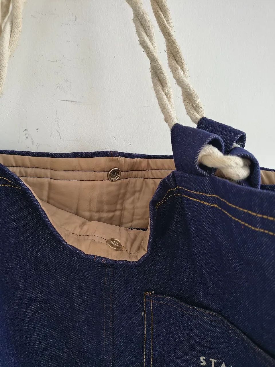 Bolsa de Ombro em Jeans com Fecho em Botão - Foto 5
