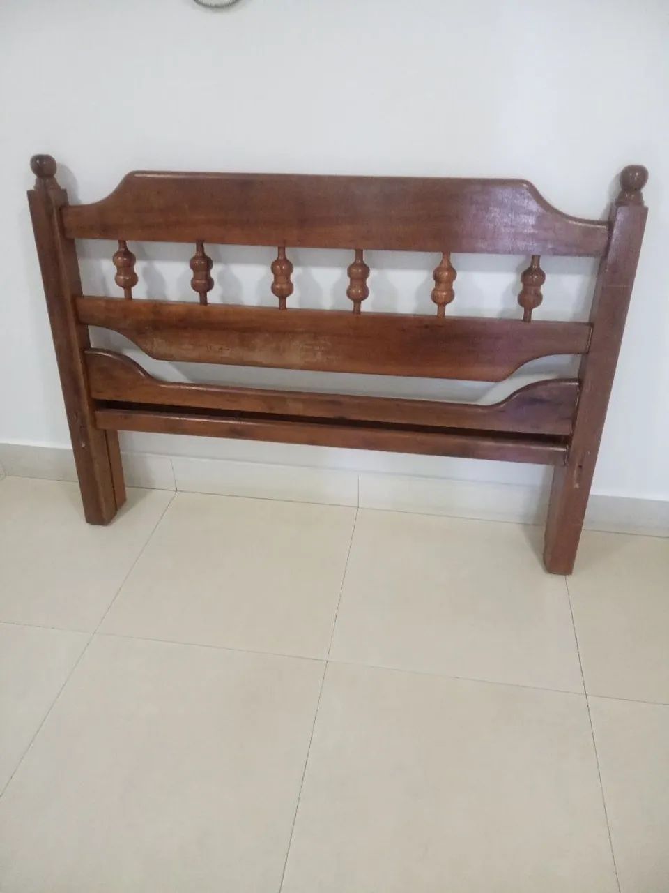 Cama de casal de madeira.