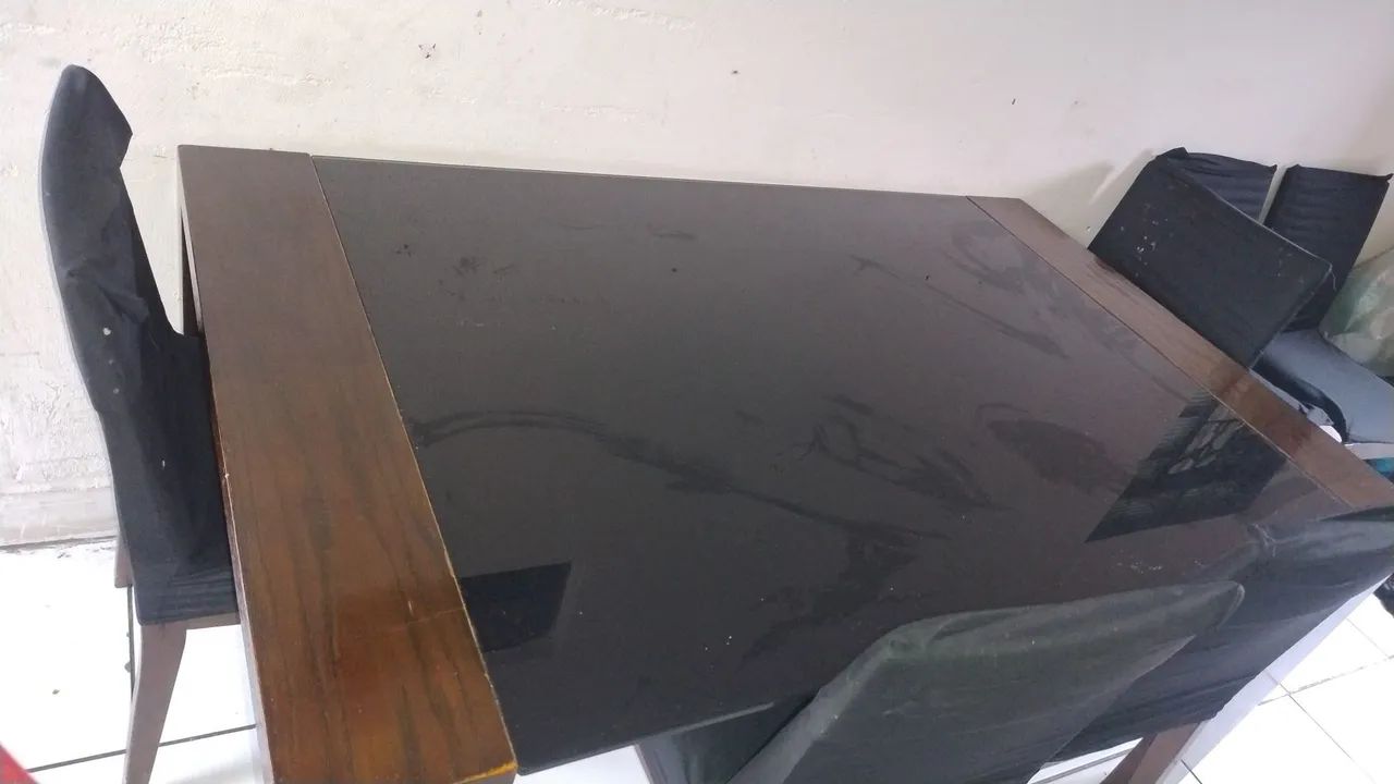 Mesa de jantar 6 cadeiras com algumas marcas de uso