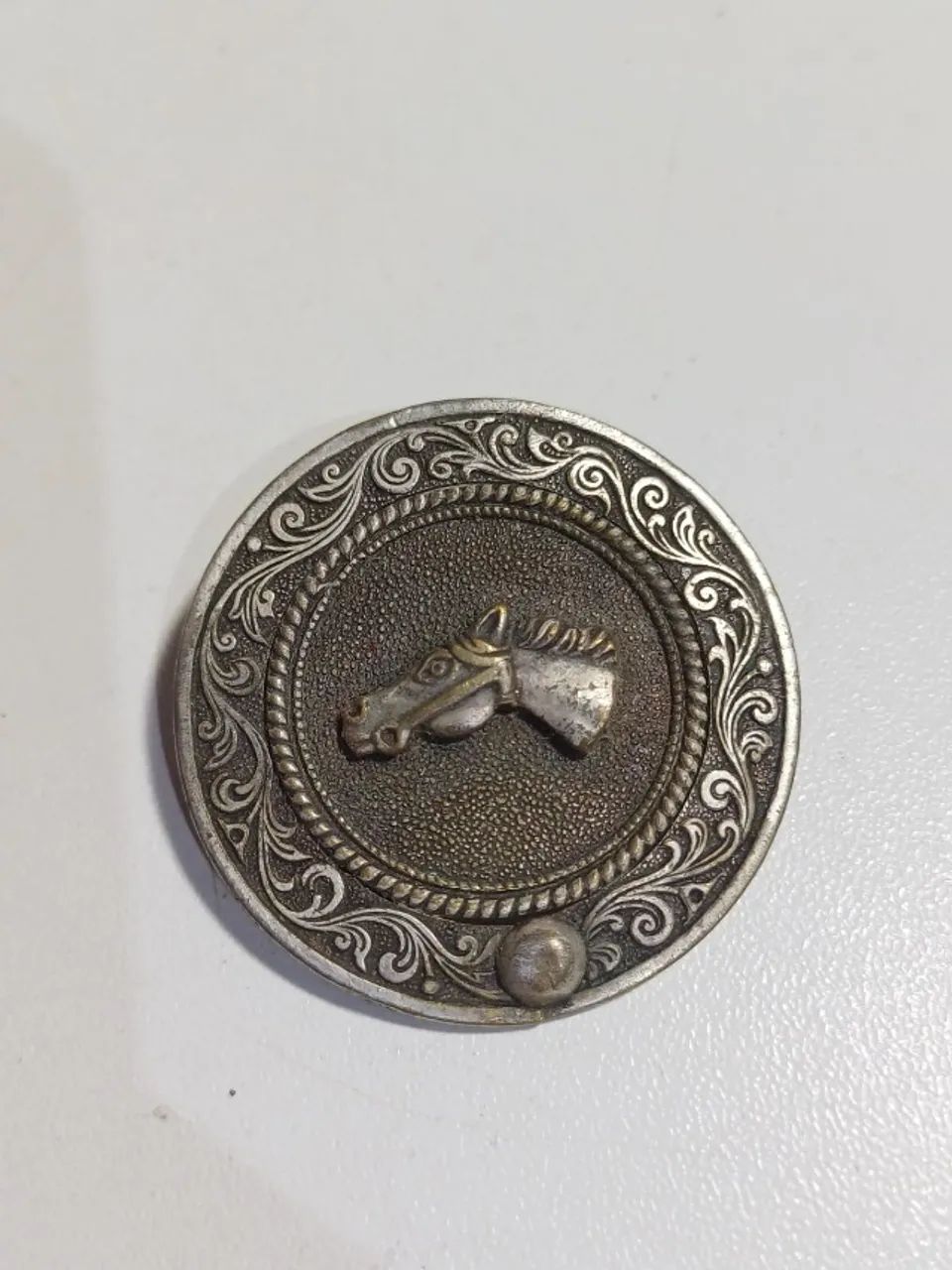 Broche prateado com motivo cavalo 35mm