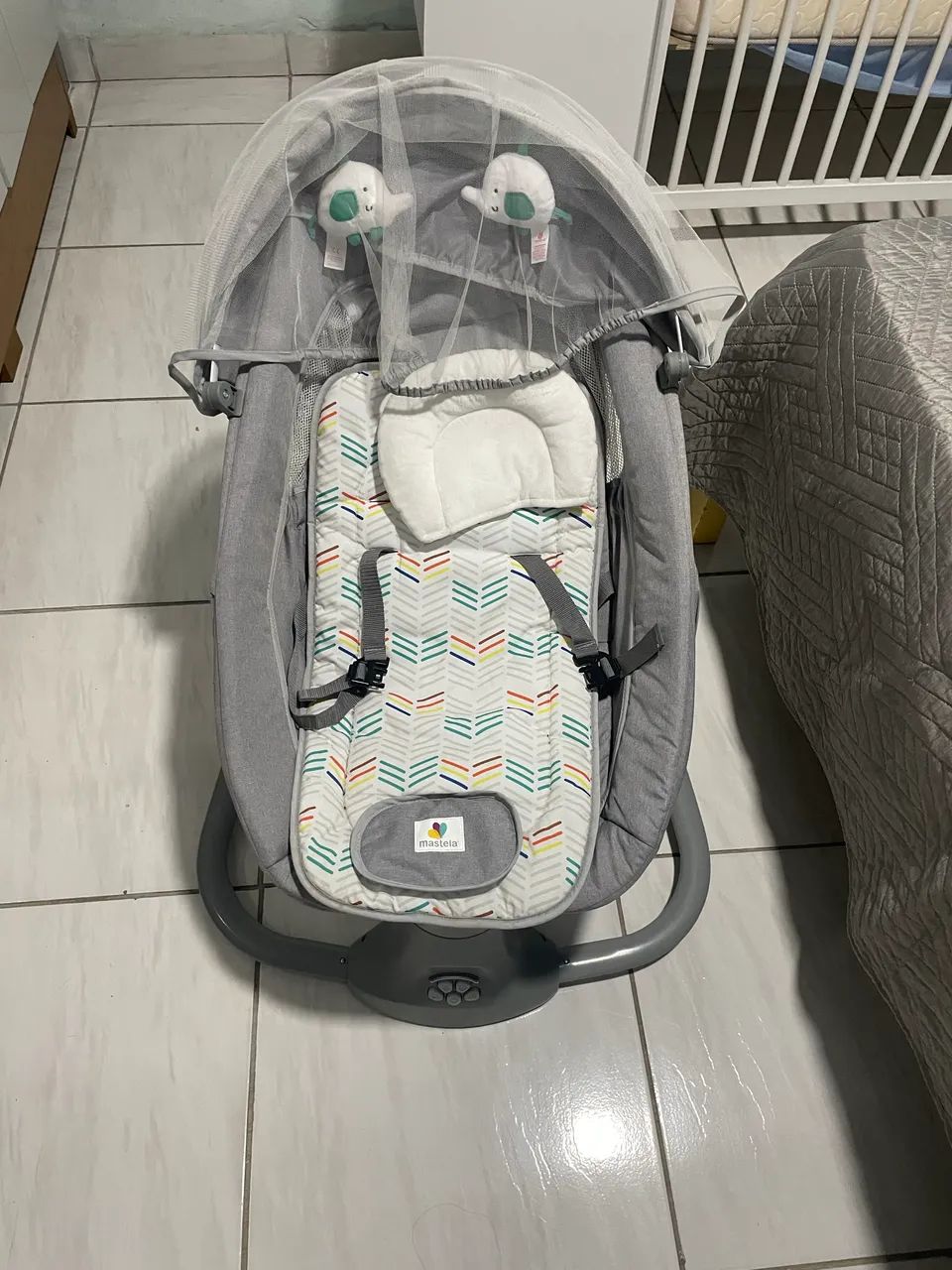 Cadeirinha de balanço bivolt com Bluetooth 