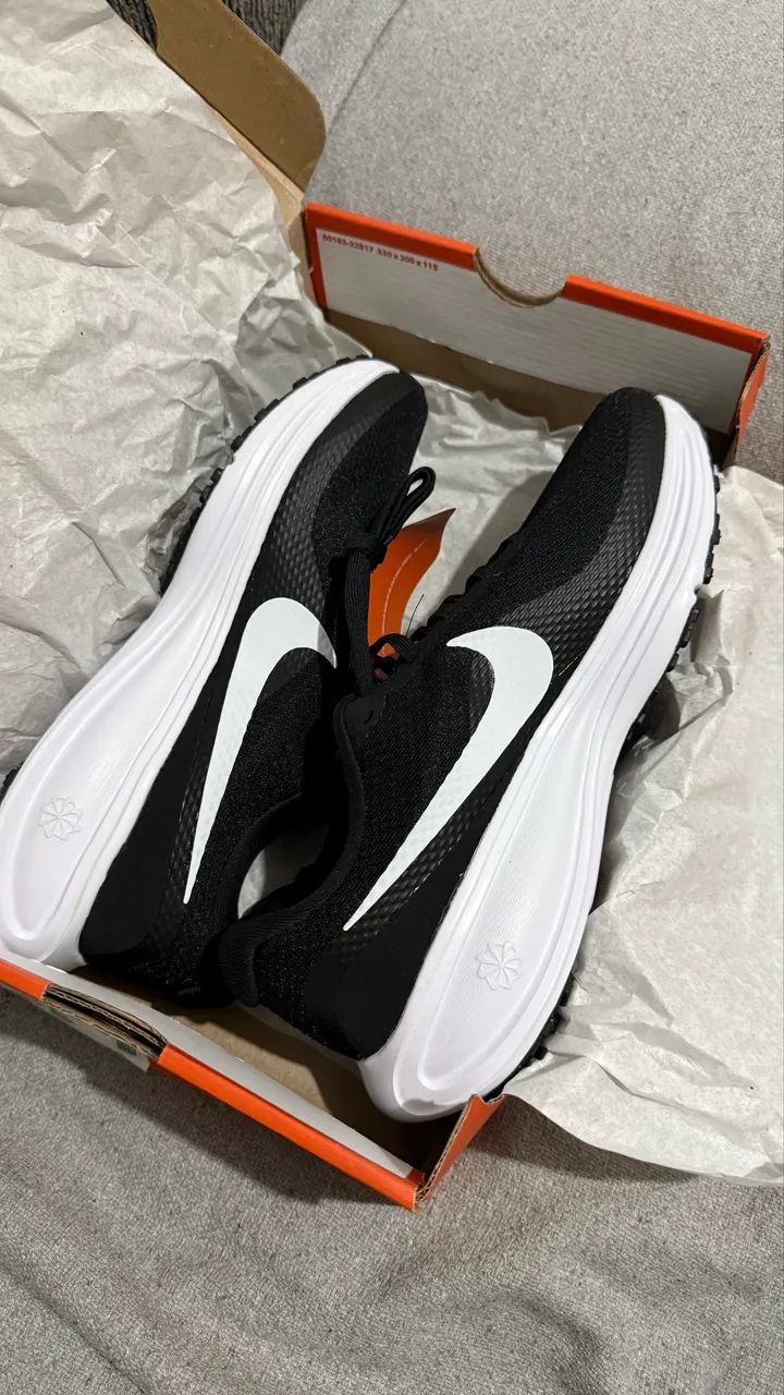 NIKE REVOLUTION 8