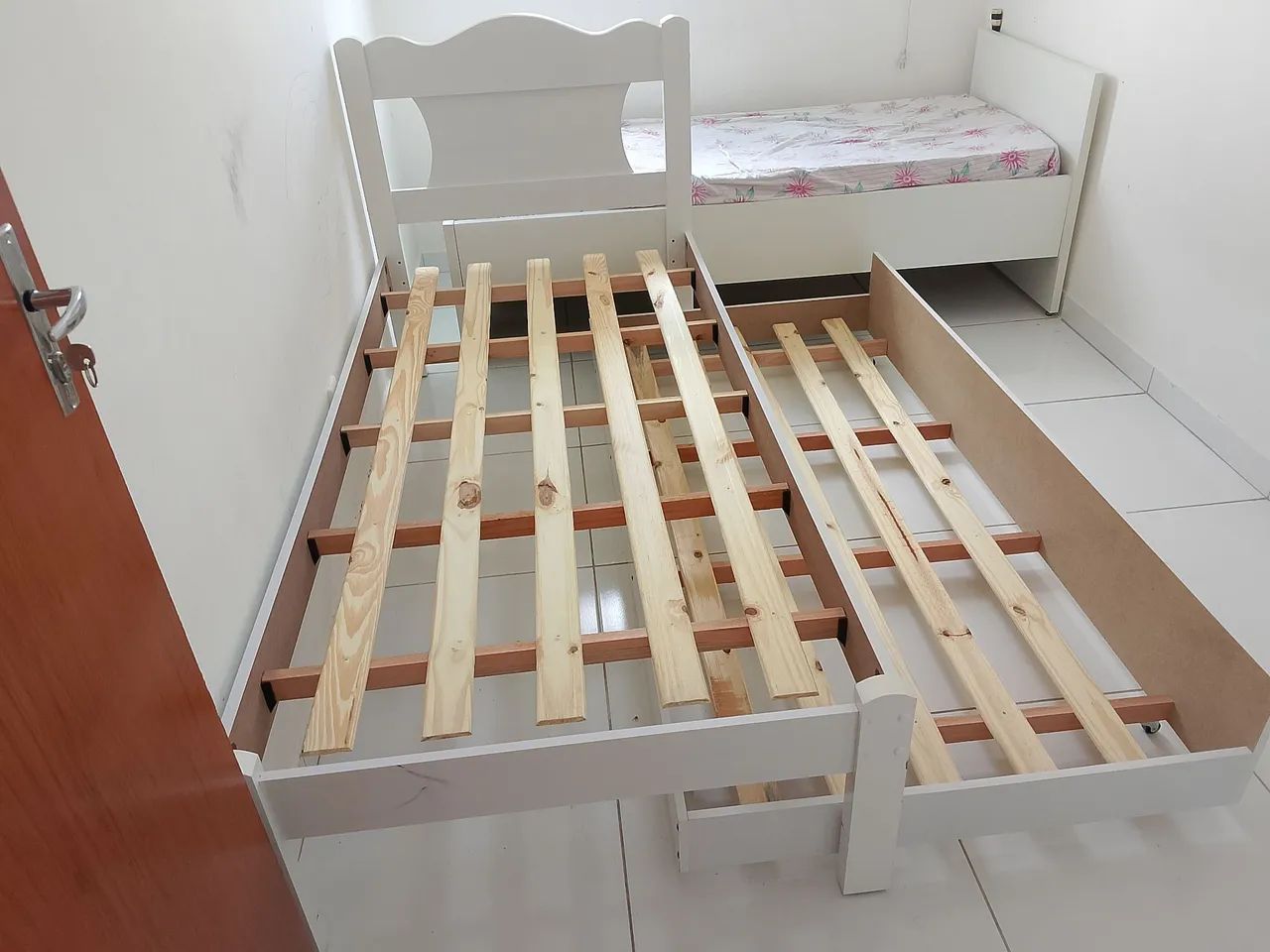 Cama de solteiro c/auxiliar  cor branco 