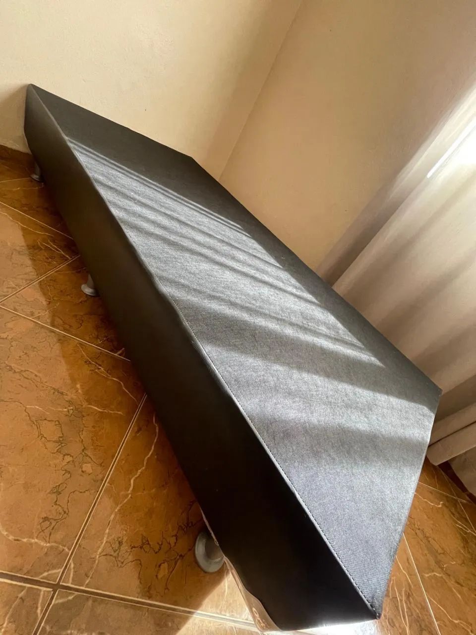 Vende se excelente box solteiro 