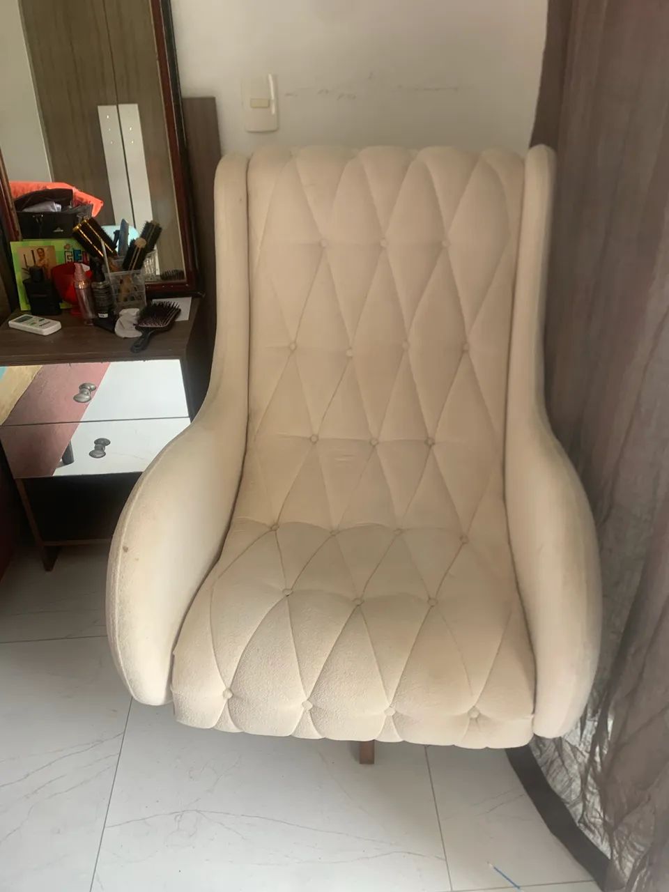 Poltrona grande com pés em madeira - Foto 2