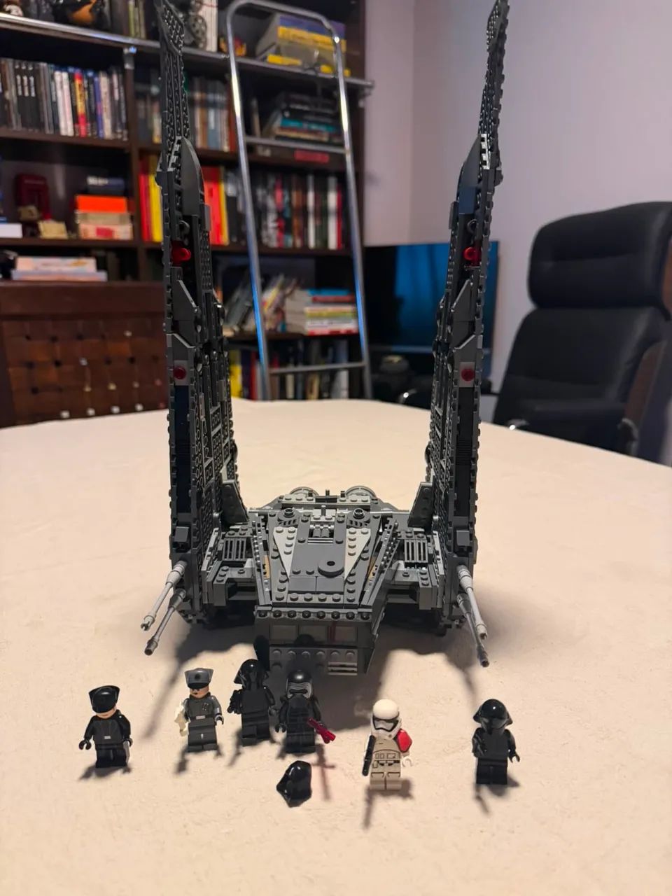 LEGO Star Wars - Kylo Ren?s Command Shuttle - 75104 - 1005 peças - Foto 3