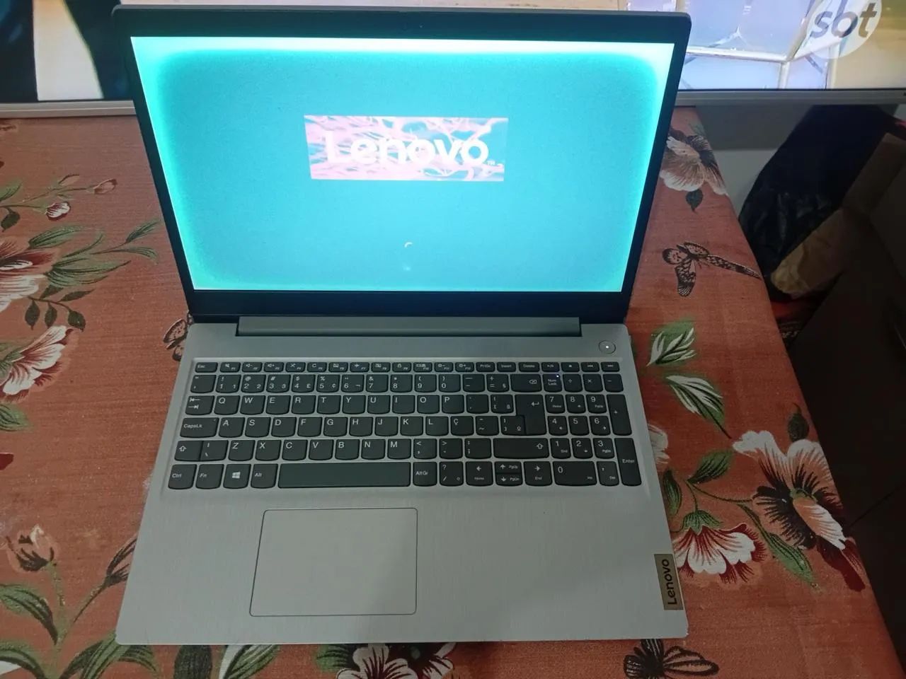 Notebook Lenovo com a tela verde 