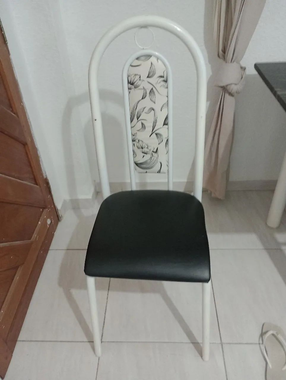 Vendo linda mesa de mármore com 4 cadeiras. - Foto 2
