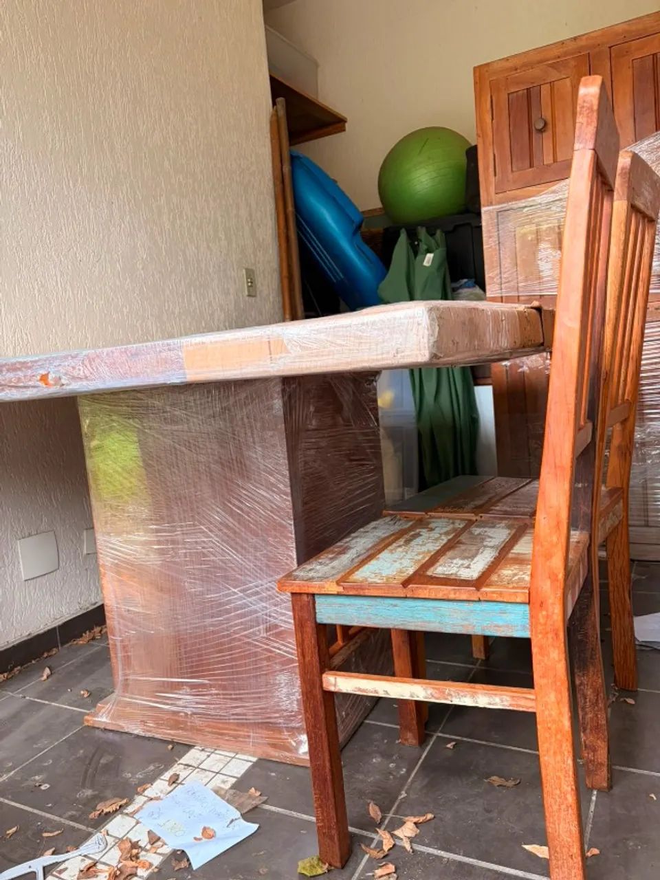 CONJUNTO MESA E CADEIRAS MADEIRA  - Foto 2