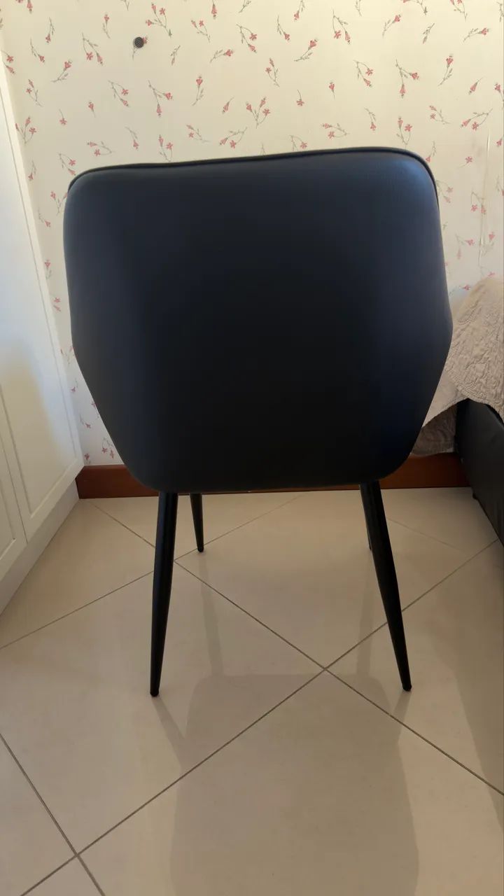 Kit 2 Poltronas estofada em couro sintético preto! Perfeitas  - Foto 5