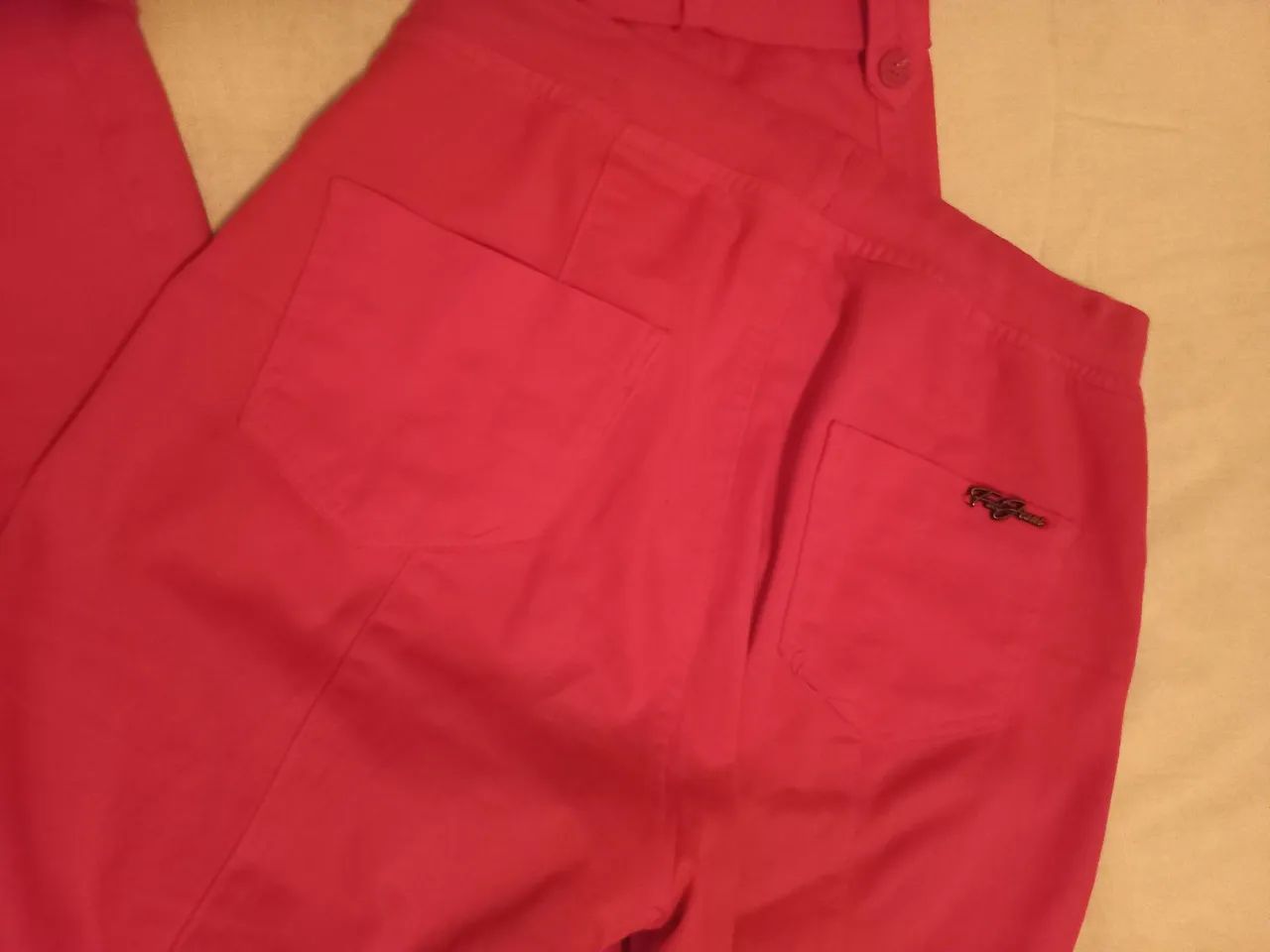 Calça pink e blusa com estampas de folhagens e libélulas  - Foto 4