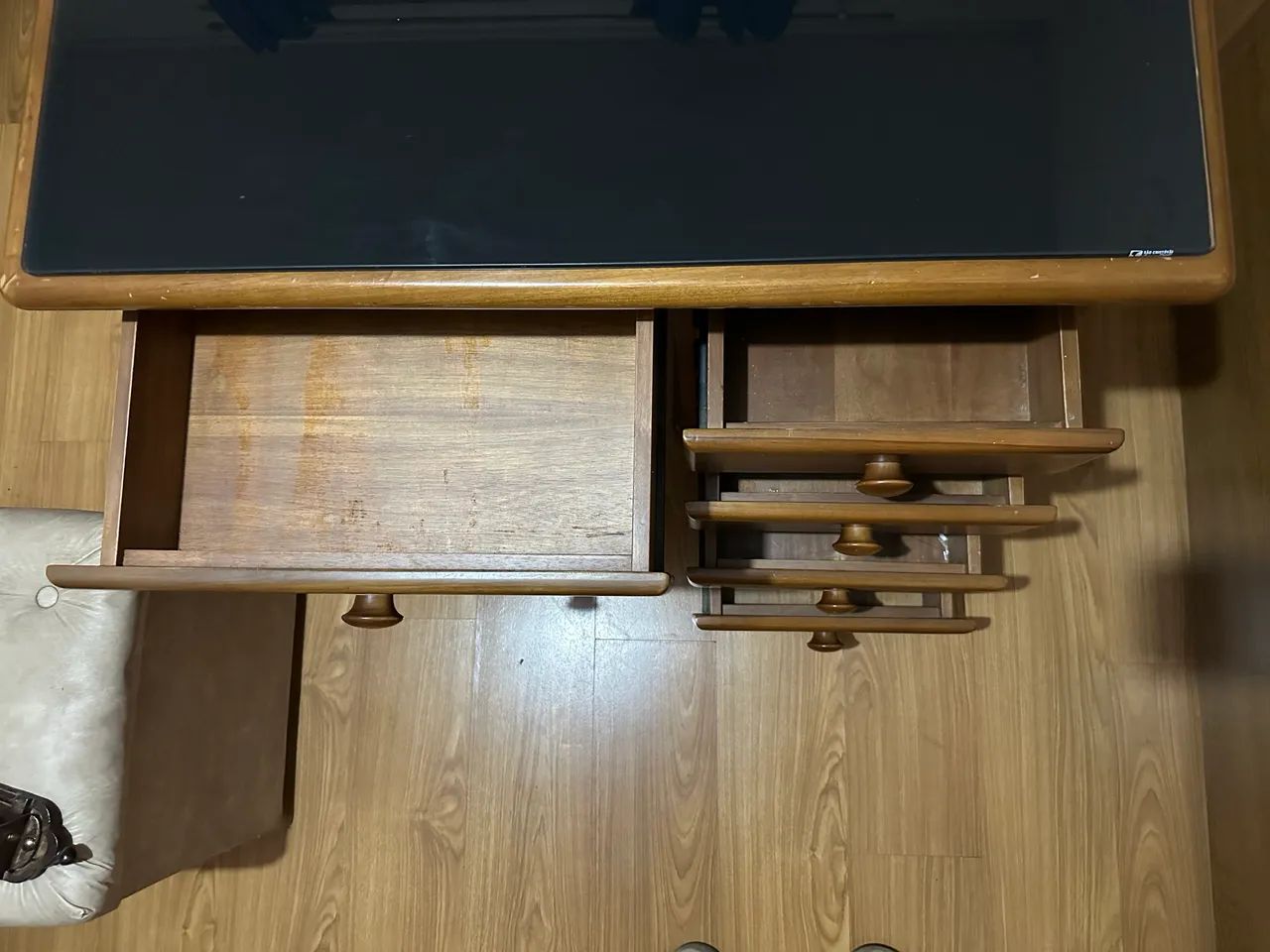 Mesa de madeira com gavetas - Foto 4