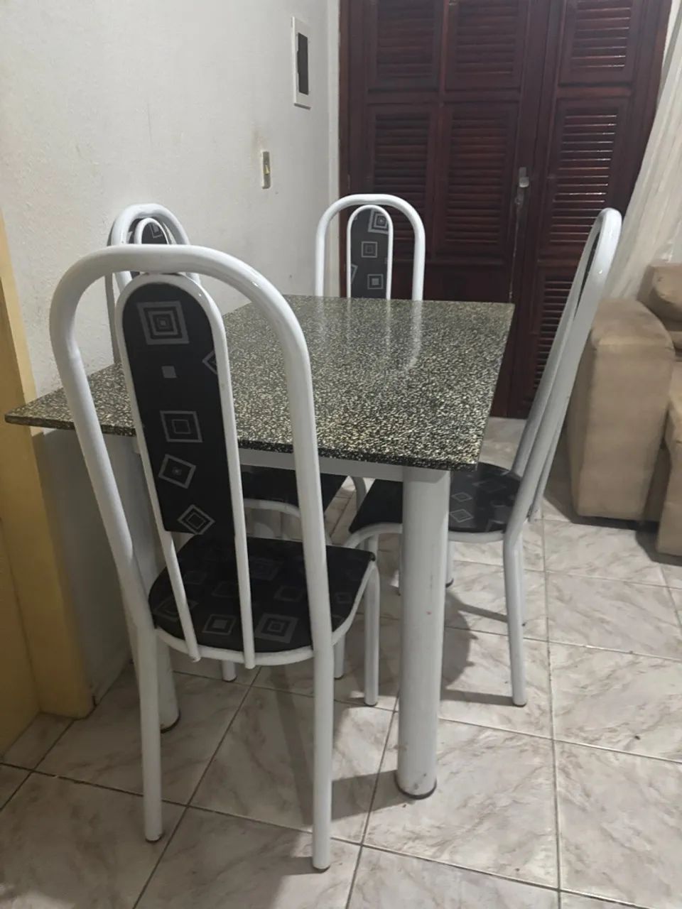 Mesa de granito com 4 cadeiras  - Foto 2