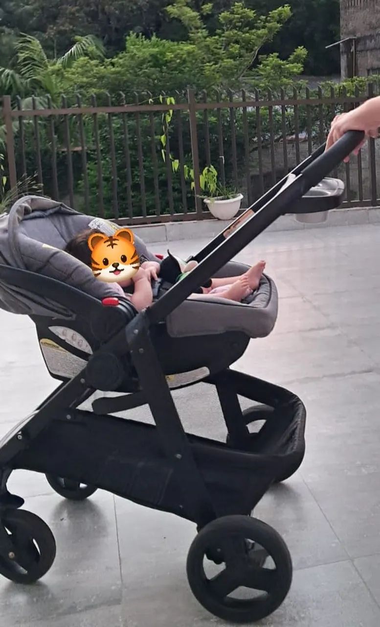 Carrinho de bebê com bebê conforto e base - Foto 3