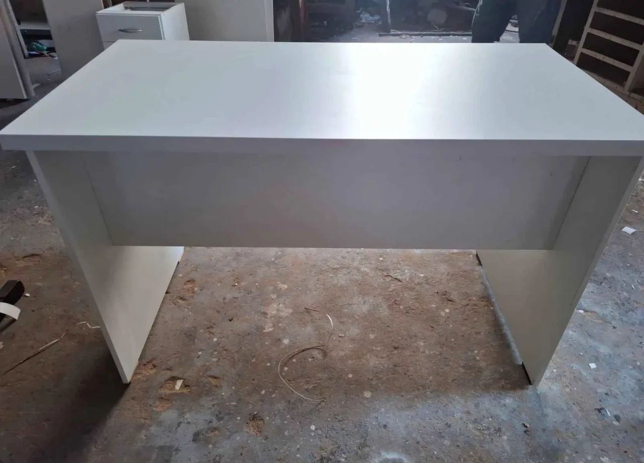 Mesa de Escritório em MDF com tampo grosso e 2 Gavetas - Nova - Foto 3