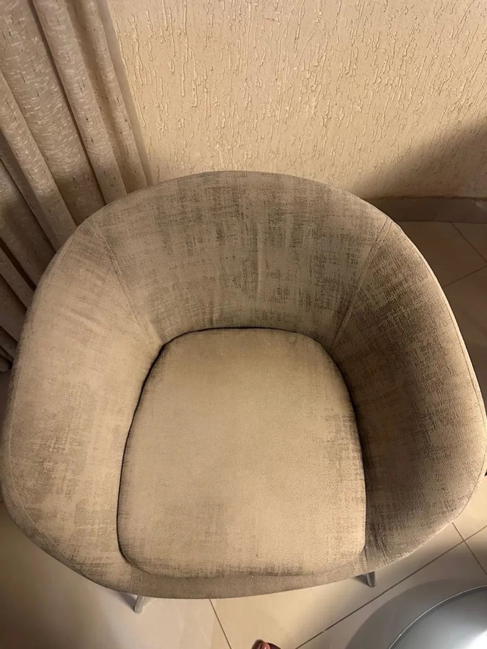 Par de poltronas estilo concha, com estofado e pés cromados em aço.  - Foto 3