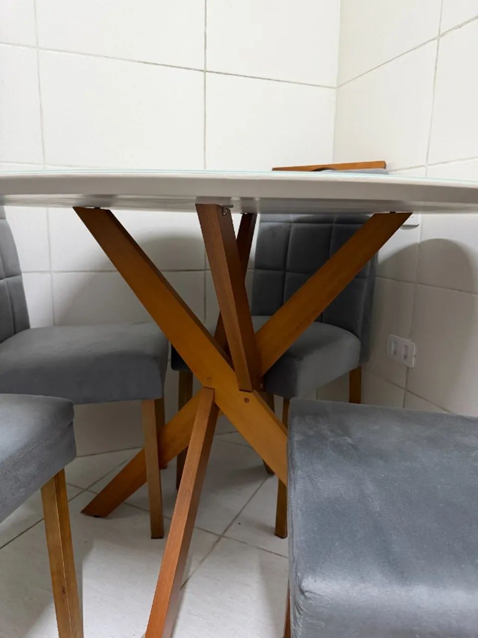 Mesa de jantar redonda com 4 cadeiras estofadas cinza - Foto 5