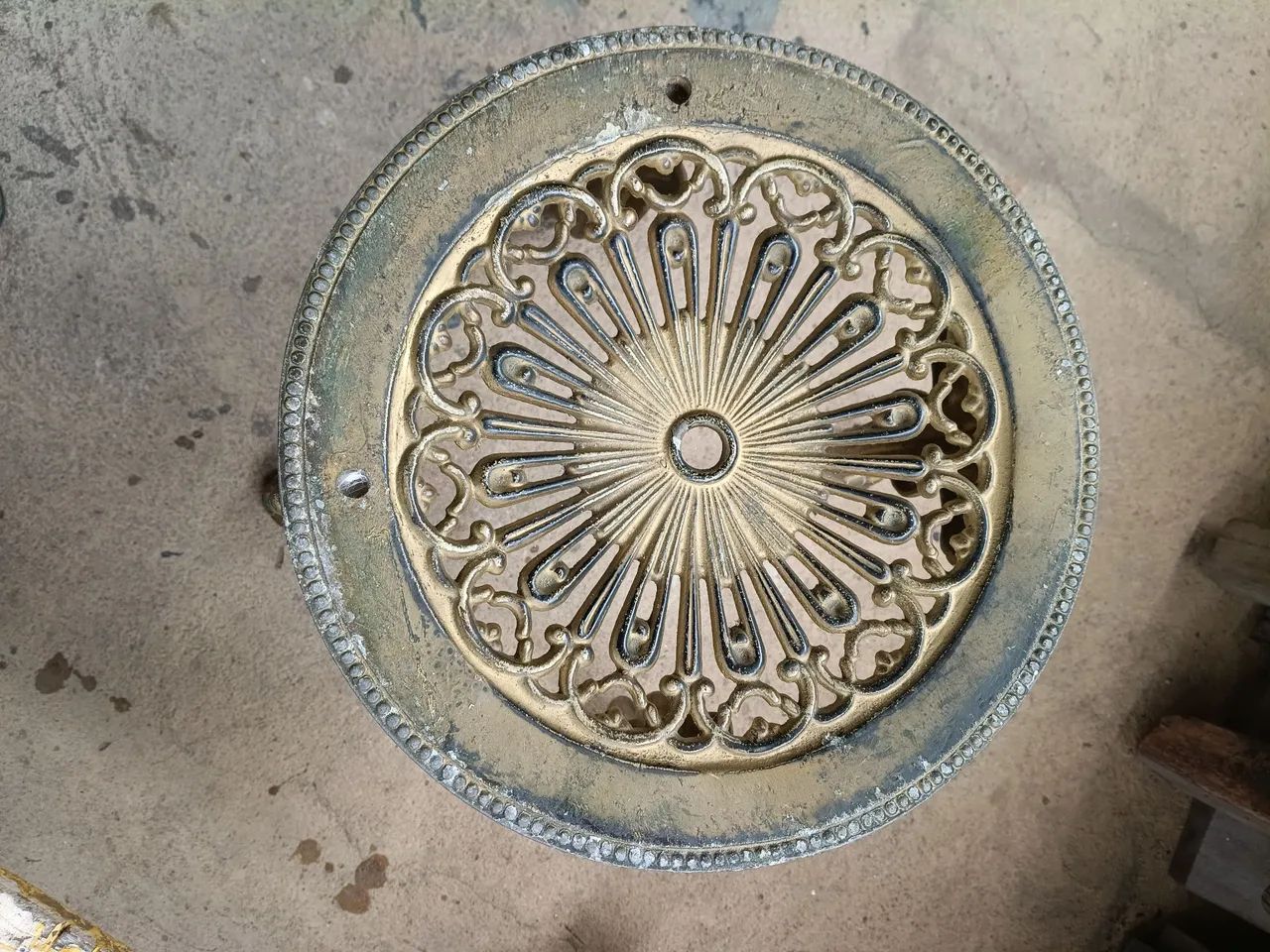 Banqueta Colonial Antiga em Metal Resistente 