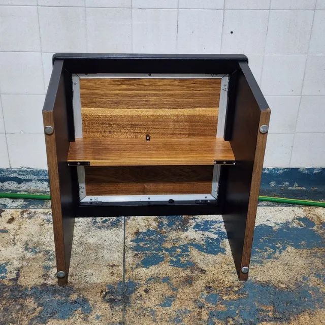 Mesa Baixa de Madeira 61cm x 61cm x 41cm Usada - Foto 4