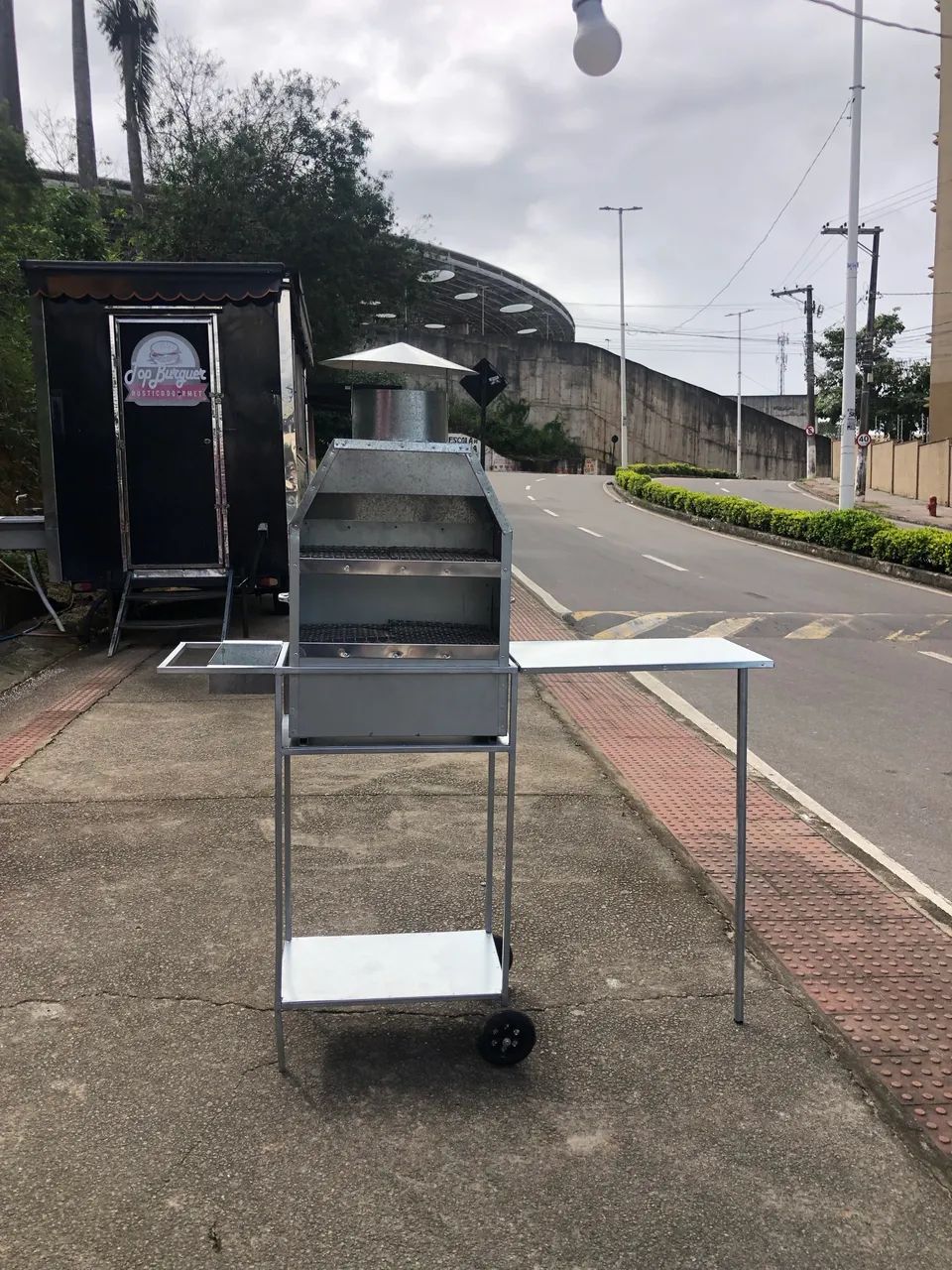 Churrasqueira para espetinho / carrinho de churrasco 