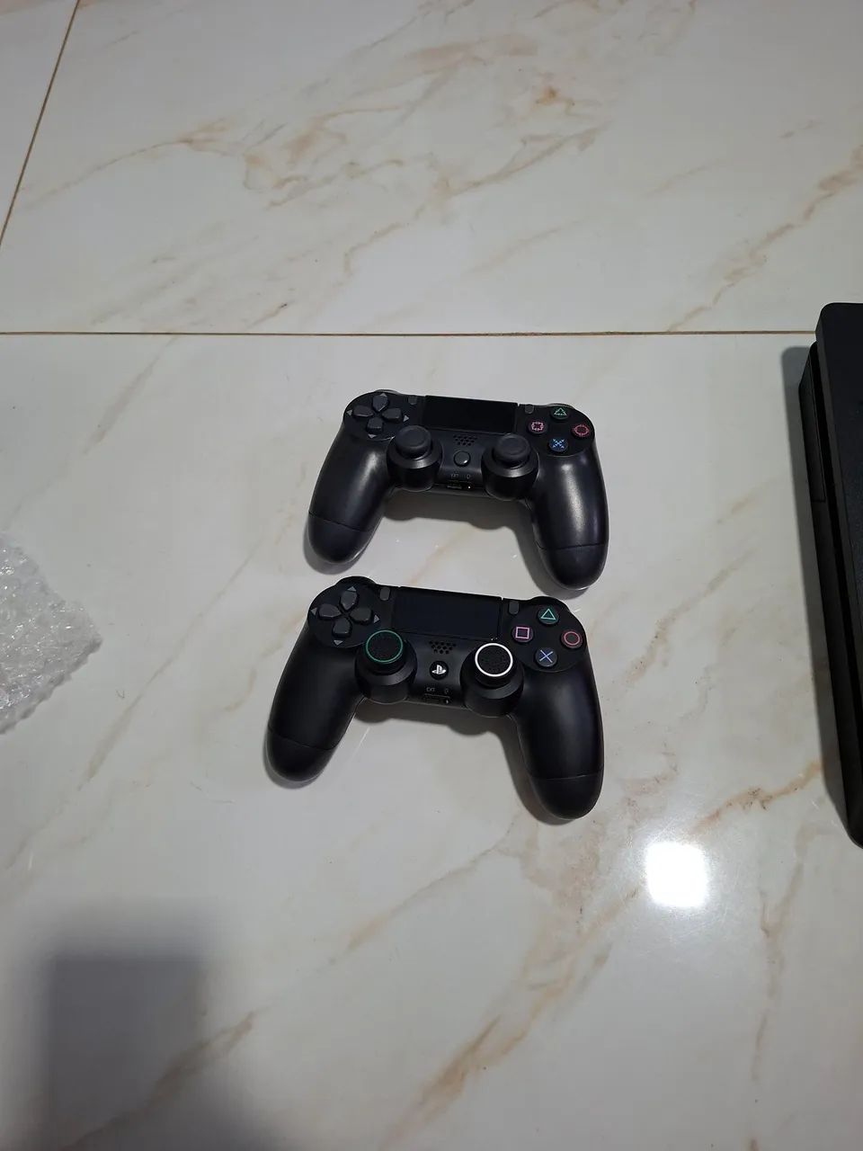 PlayStation 4 slim 1 tera e 2 controles  - Foto 2