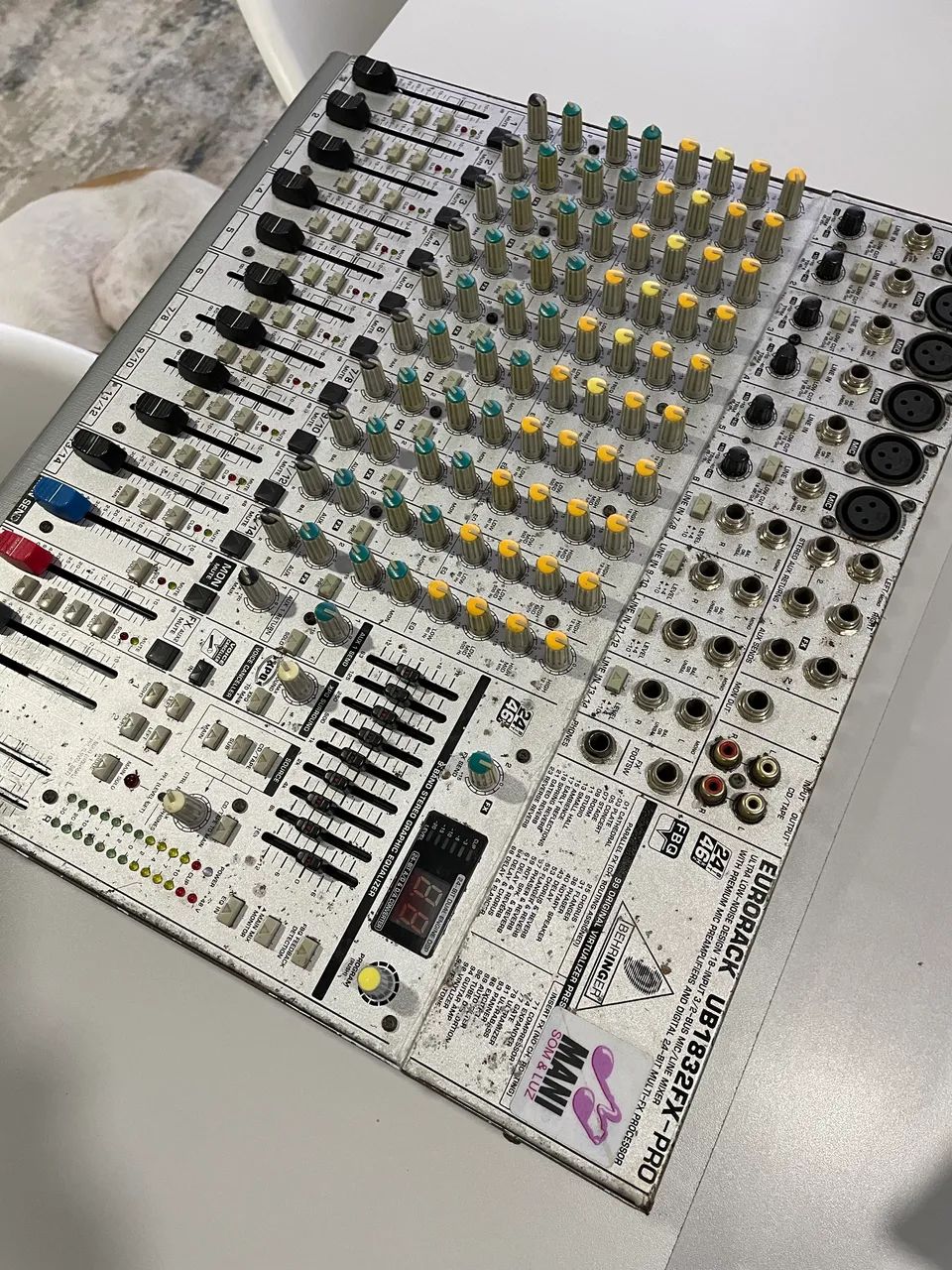 Mesa de som Behringer