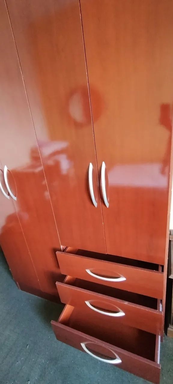 Guarda-roupa 4 portas e 3 gavetas, bem conservado - Foto 4