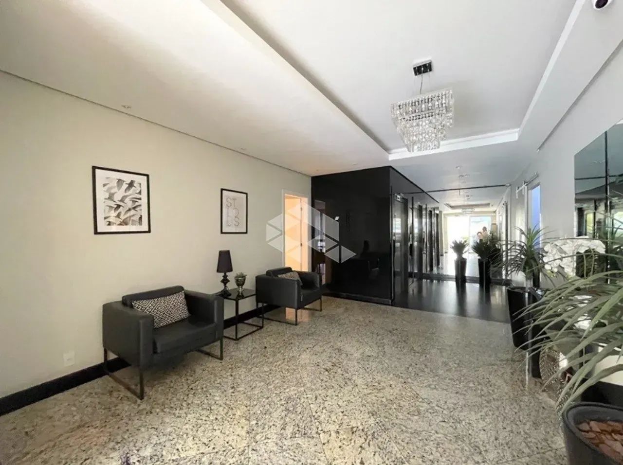 APARTAMENTO SEMIMOBILIADO, COM 2 QUARTOS E VISTA PANORÂMICA NO CENTRO DE FLORIANÓPOLIS - Foto 2