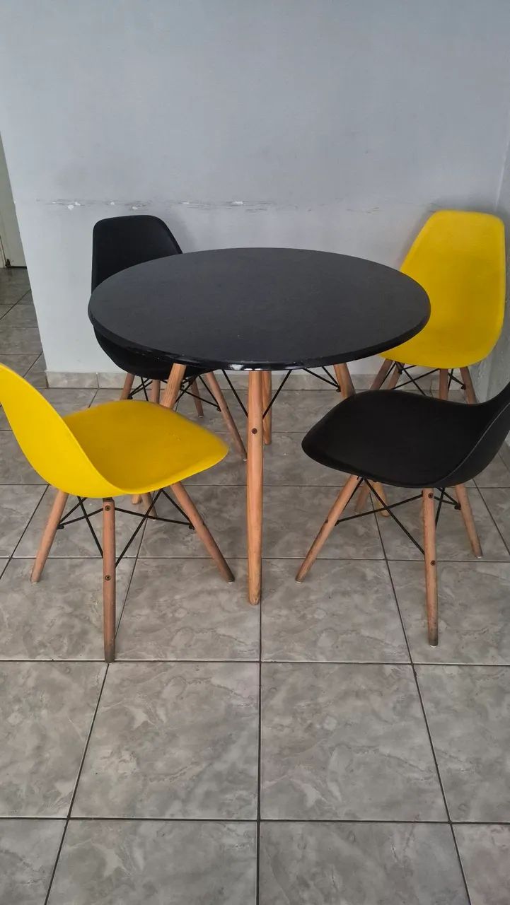Mesa com 4 cadeiras