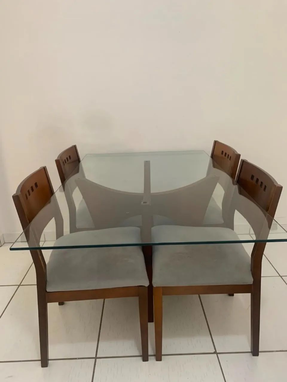 Conjunto de mesa de jantar com quatro cadeiras  