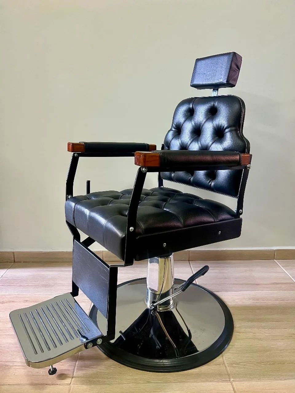 Cadeira de barbeiro praticamente nova